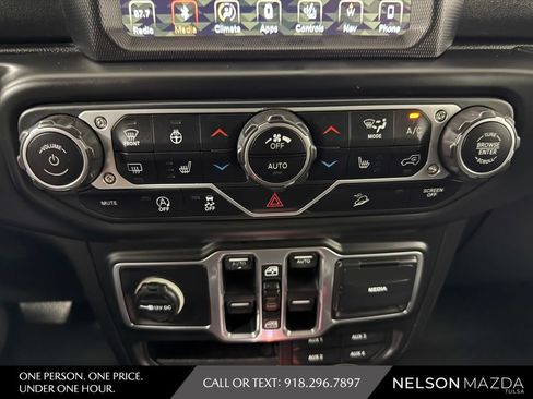 Used 2018 Jeep Wrangler Unlimited Sahara AWD/4WD image 30