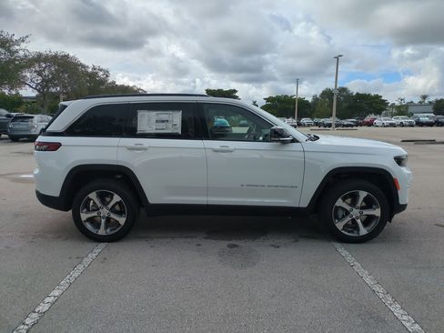 New 2025 Jeep Grand Cherokee Limited w/ Luxury Tech Group II image 4