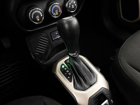 Used 2015 Jeep Renegade Latitude FWD image 22