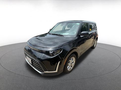 Used 2025 Kia Soul LX w/ LX Technology Package FWD image 2