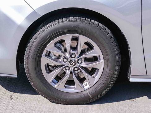 Certified 2023 Toyota Sienna XLE FWD image 10