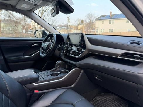 Used 2022 Toyota Highlander XLE image 25