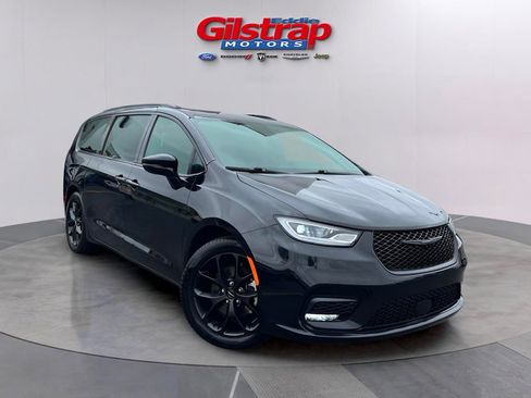 Used 2024 Chrysler Pacifica Limited w/ Uconnect Theater Family Group FWD image 1