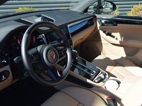 Used 2025 Porsche Macan image 4