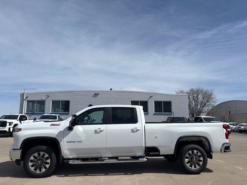 Used 2026 Chevrolet Silverado 3500 LT AWD/4WD image 2