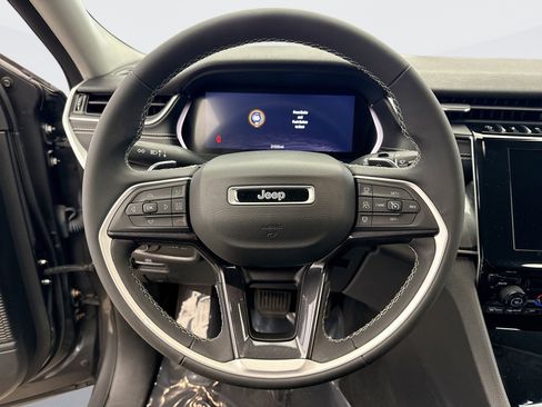 Used 2023 Jeep Grand Cherokee Laredo image 12