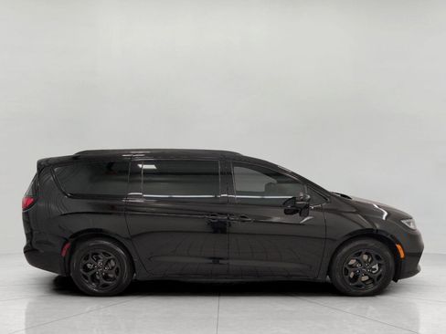 Used 2025 Chrysler Pacifica Premium FWD image 12