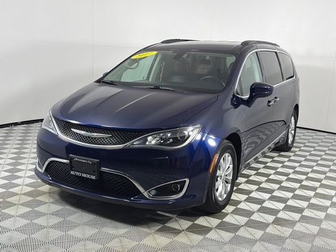 Used 2017 Chrysler Pacifica Touring-L FWD image 9