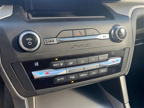 Used 2020 Ford Explorer XLT image 19