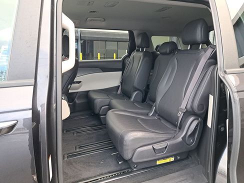 Used 2024 Kia Carnival LX image 12