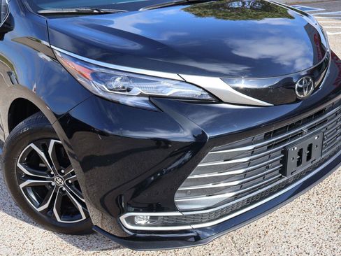 Used 2026 Toyota Sienna Platinum AWD/4WD image 8