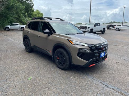 Used 2025 Nissan Rogue SV AWD/4WD image 9