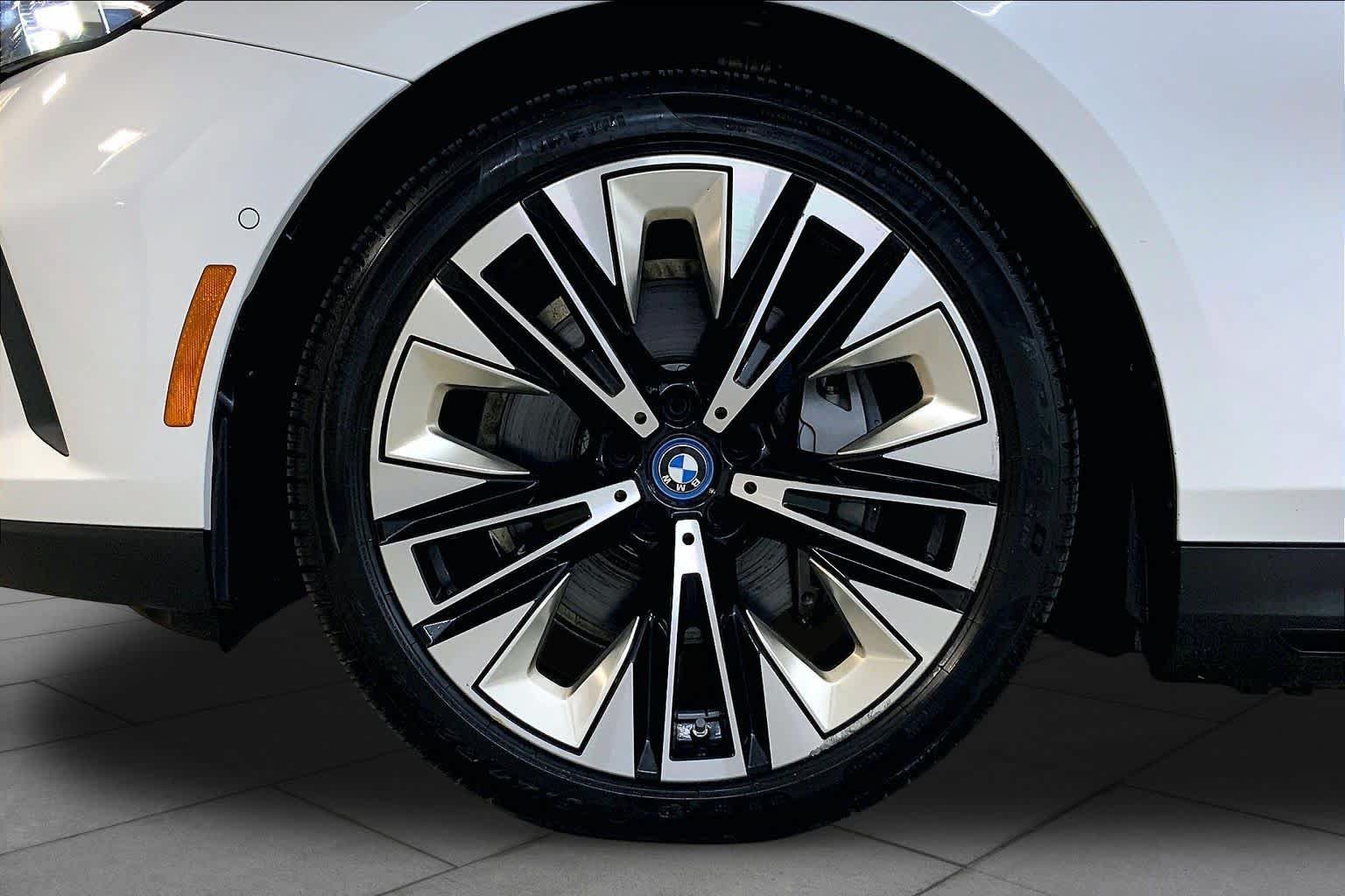 Used 2025 BMW i5 xDrive40 w/ Premium Package AWD/4WD image 10