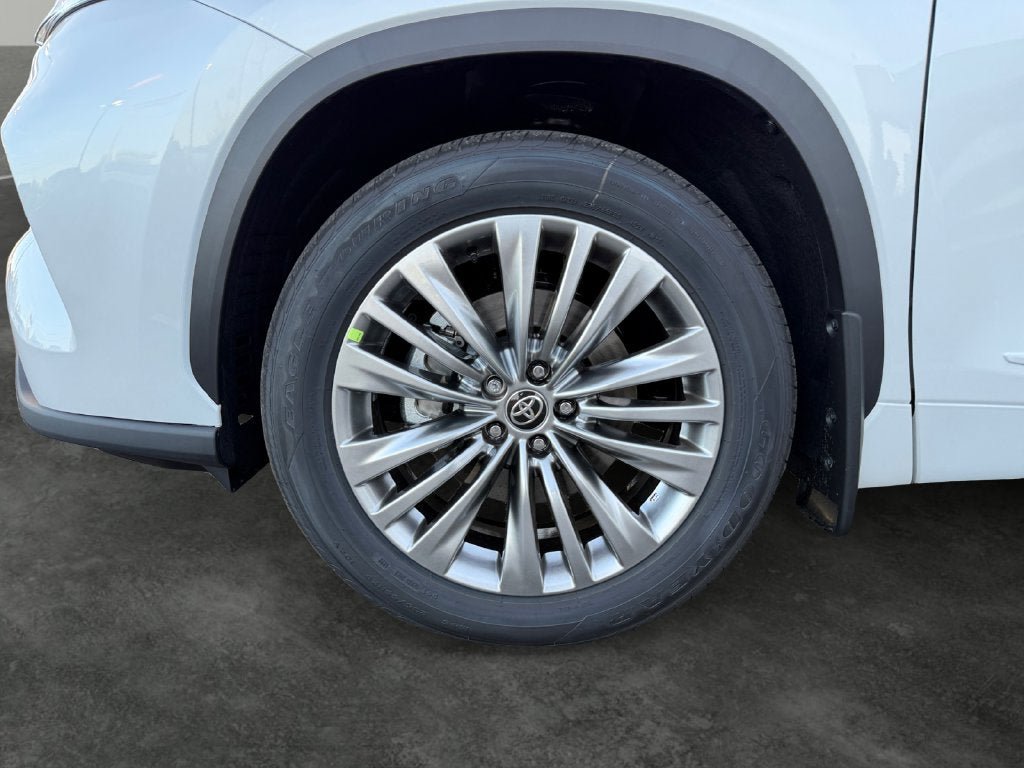 New 2026 Toyota Highlander Platinum AWD/4WD image 4