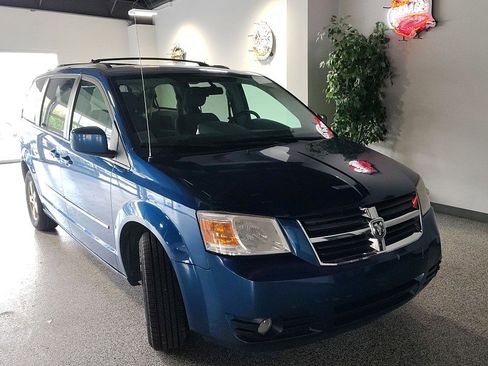 Used 2010 Dodge Grand Caravan SXT w/ Entertainment Group 2 FWD image 5