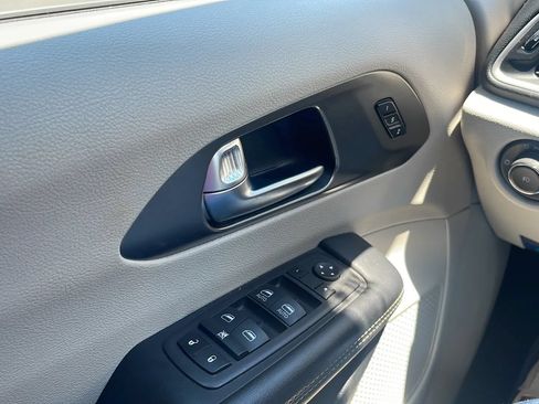 Used 2023 Chrysler Pacifica Touring-L FWD image 21