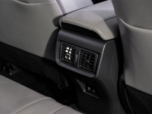 Used 2022 Toyota Venza XLE image 37