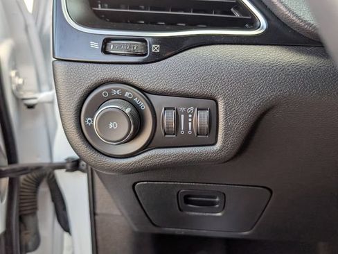 Used 2022 Jeep Cherokee Latitude Plus AWD/4WD image 11