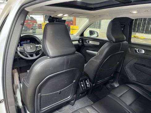 Used 2023 Volvo XC40 B5 Plus image 29