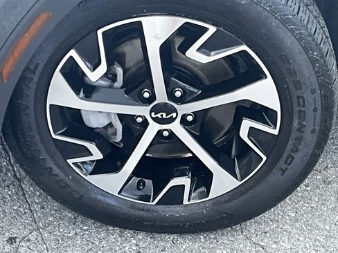 Used 2025 Kia Sorento S image 2