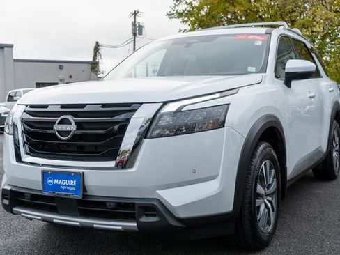Certified 2025 Nissan Pathfinder SL image 2