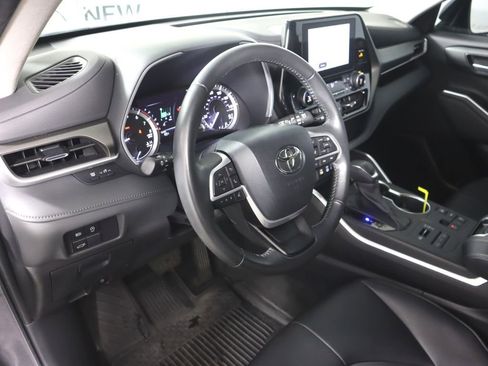 Used 2023 Toyota Highlander XLE image 9