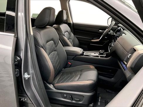 Used 2025 Nissan Pathfinder Platinum image 7