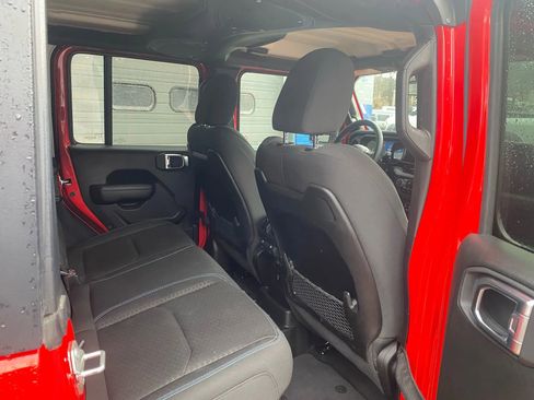 Used 2025 Jeep Wrangler Unlimited Rubicon 4xe image 3