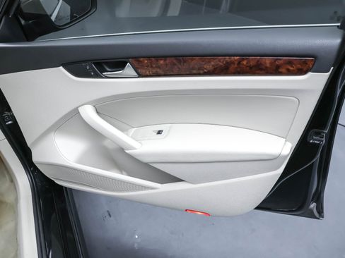 Used 2013 Volkswagen Passat TDI SEL Premium image 17