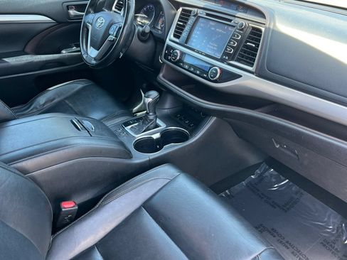 Used 2018 Toyota Highlander XLE AWD/4WD image 17