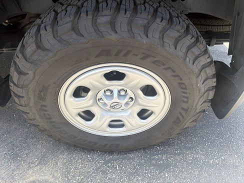 Used 2025 Nissan Frontier S RWD image 5