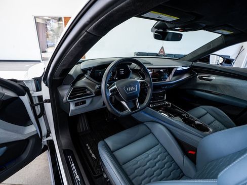 Used 2024 Audi e-tron GT Prestige image 34