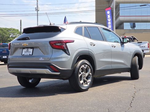 Used 2025 Chevrolet Trax LT FWD image 22
