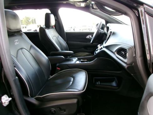 Used 2025 Chrysler Pacifica Limited FWD image 22