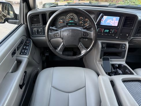 Used 2005 Chevrolet Avalanche LT w/ Preferred Equipment Group image 9