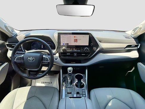 Used 2024 Toyota Highlander Limited image 16