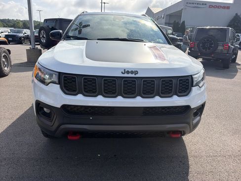 Used 2025 Jeep Compass Trailhawk w/ Trailhawk Convenience Group AWD/4WD image 2