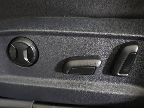 Used 2018 Volkswagen Golf R 4-Door image 32