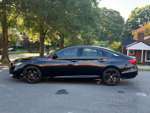 Used 2018 Honda Accord Touring image 3