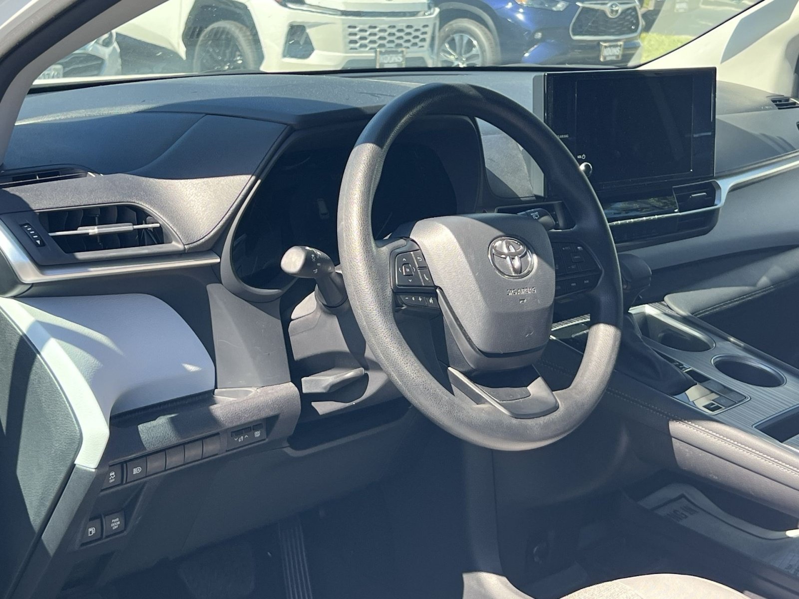 Used 2025 Toyota Sienna LE FWD image 13