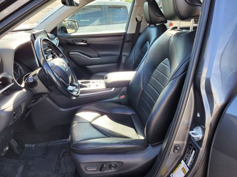 Used 2021 Toyota Highlander XLE image 16