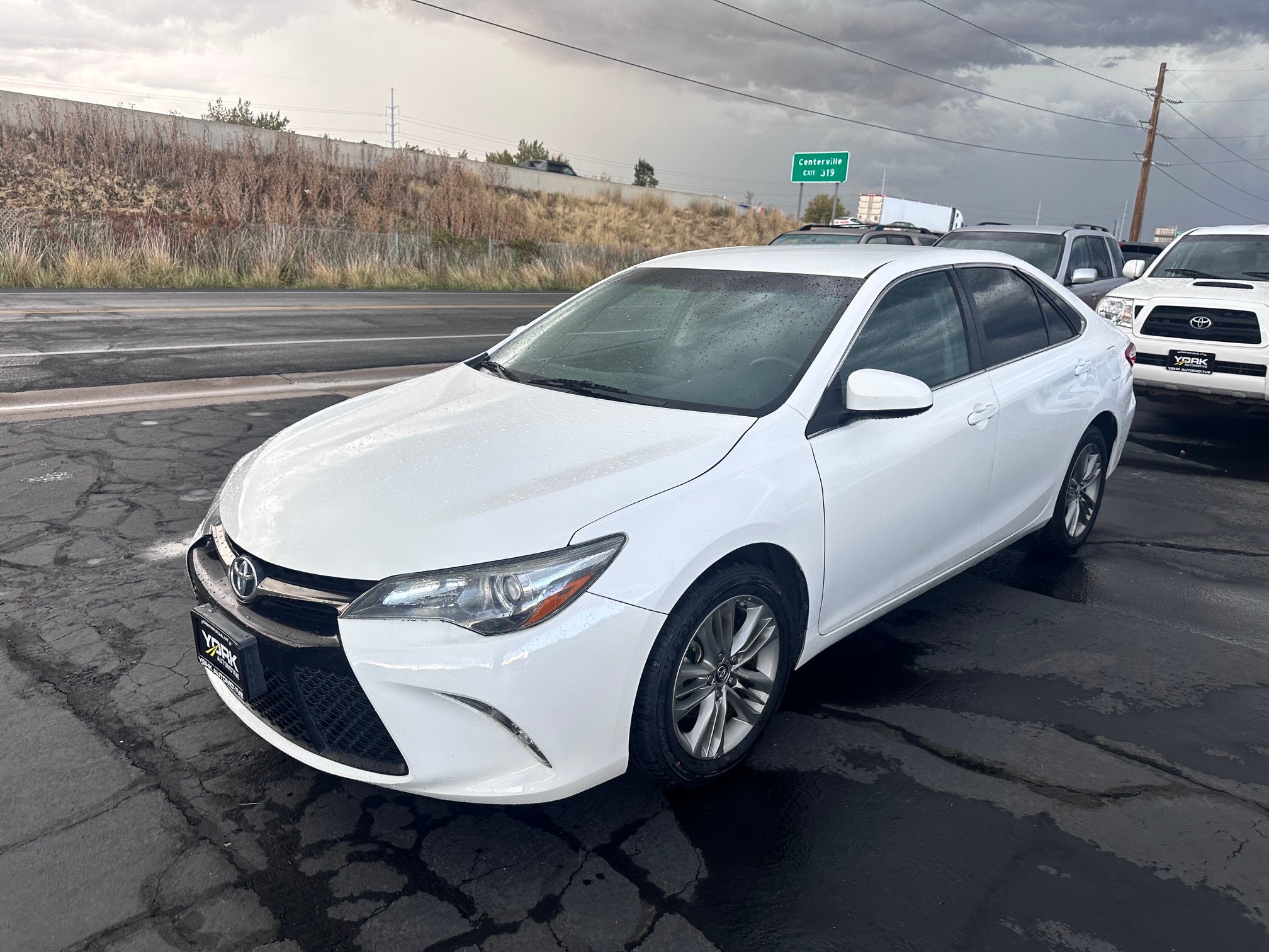Used 2015 Toyota Camry SE FWD image 2
