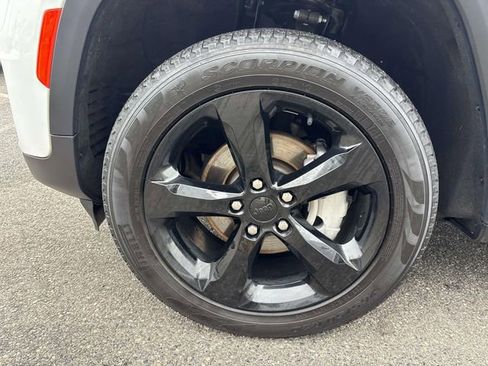 Used 2023 Jeep Grand Cherokee Limited w/ Black Appearance Package image 8