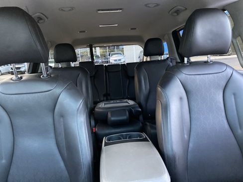 Used 2025 Kia Carnival FWD image 20