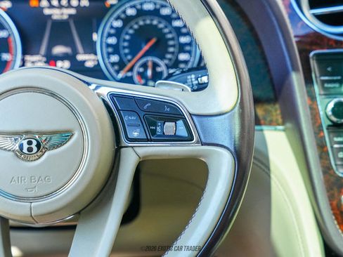 Used 2017 Bentley Bentayga image 24