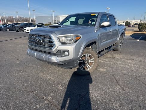Used 2017 Toyota Tacoma TRD Sport w/ Tow Package (A/T) image 6