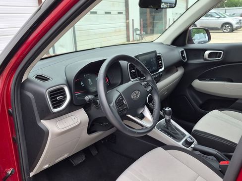 Used 2025 Hyundai Venue SEL FWD image 14