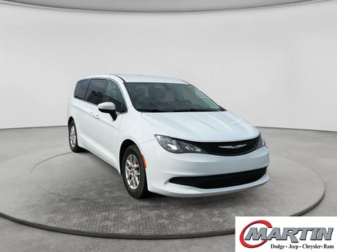 Used 2022 Chrysler Voyager LX FWD image 3