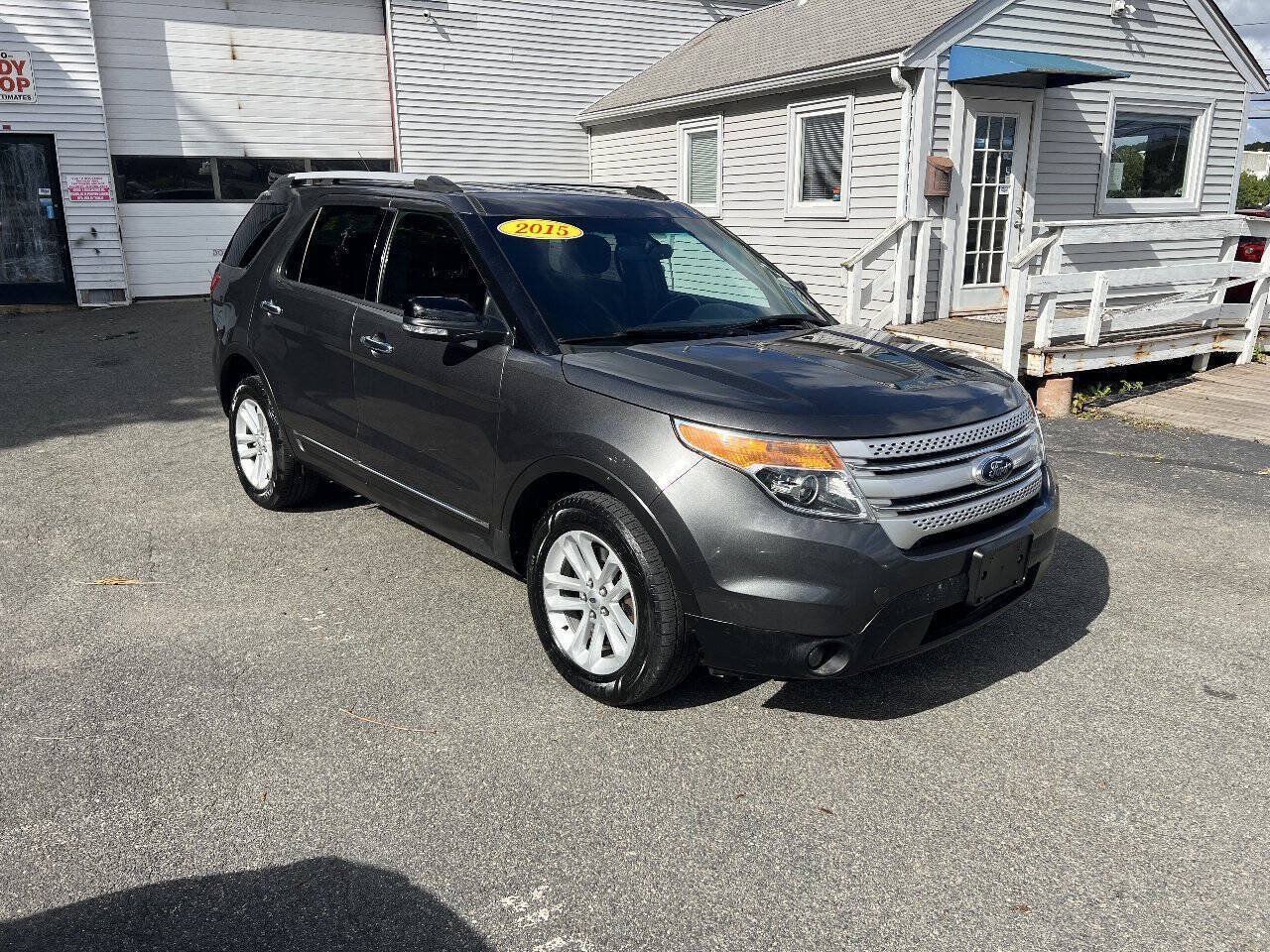 Used 2015 Ford Explorer XLT w/ Equipment Group 201A AWD/4WD image 3