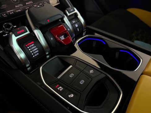Used 2022 Lamborghini Urus AWD/4WD image 41